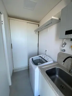 A cozinha ou kitchenette de Apartamento novo frente mar