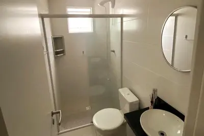 Uma casa de banho em Apartamento com Ar Condicionado nos dois quartos
