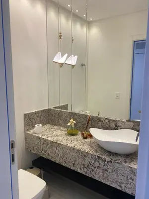 Uma casa de banho em Itapema meia praia