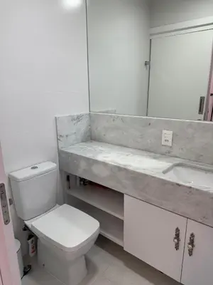 Uma casa de banho em Itapema meia praia