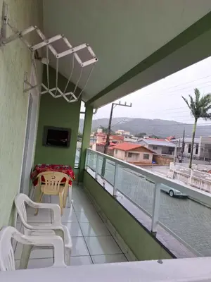 Uma televisão e/ou sistema de entretenimento em Apartamento Verde Mar