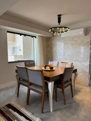 Uma área de estar em Apartamento Barra Sul Frente Mar