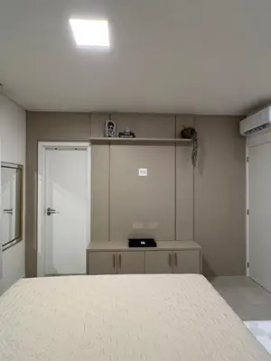 Uma cama ou camas num quarto em Apartamento de luxo novíssimo em meia praia itapema