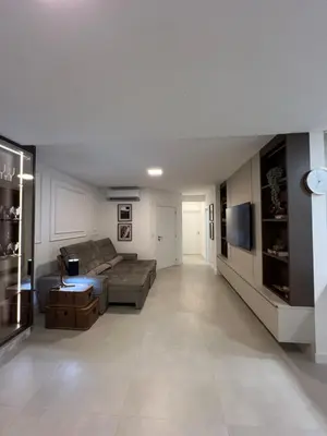 Uma área de estar em Apartamento de luxo novíssimo em meia praia itapema
