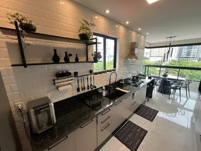 A cozinha ou kitchenette de Apto com 3 suites na quadra do mar em Meia Praia Itapema