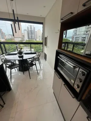A cozinha ou kitchenette de Apto com 3 suites na quadra do mar em Meia Praia Itapema