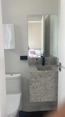 Uma casa de banho em Apto com 3 suites na quadra do mar em Meia Praia Itapema