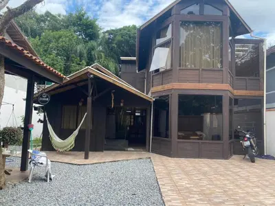 O edifício onde o quarto em acomodação particular está situado