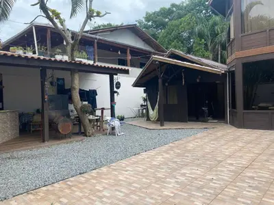 O edifício onde o quarto em acomodação particular está situado