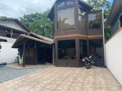 O edifício onde o quarto em acomodação particular está situado