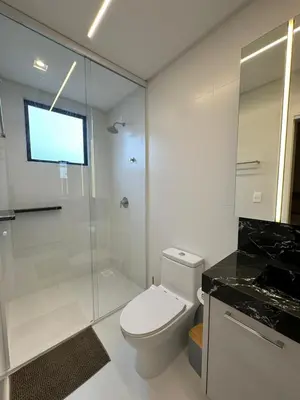 Uma casa de banho em Apartamento no coração de meia praia com 4 suítes e 3 vagas de garagem