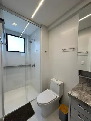 Uma casa de banho em Apartamento no coração de meia praia com 4 suítes e 3 vagas de garagem
