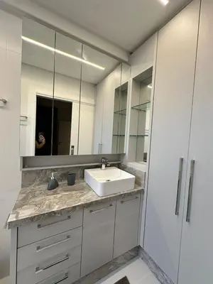 Uma casa de banho em Apartamento no coração de meia praia com 4 suítes e 3 vagas de garagem