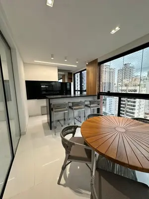 A cozinha ou kitchenette de Apartamento no coração de Meia Praia, com 4 Suítes e 3 vagas de garagem