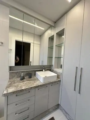 Uma casa de banho em Apartamento no coração de Meia Praia, com 4 Suítes e 3 vagas de garagem