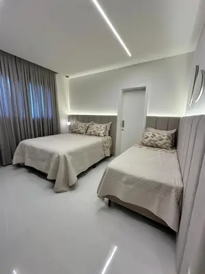 Uma cama ou camas num quarto em Apartamento no coração de Meia Praia, com 4 Suítes e 3 vagas de garagem