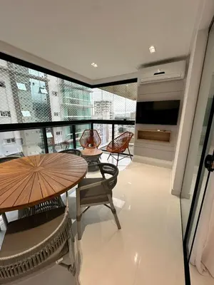 Uma área de estar em Apartamento no coração de Meia Praia, com 4 Suítes e 3 vagas de garagem