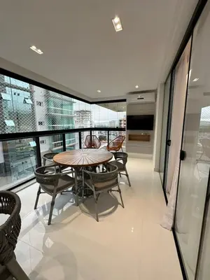A planta de Apartamento no coração de Meia Praia, com 4 Suítes e 3 vagas de garagem
