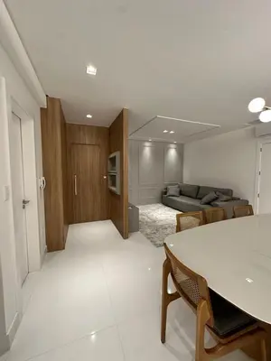 Uma área de estar em Apartamento no coração de Meia Praia, com 4 Suítes e 3 vagas de garagem