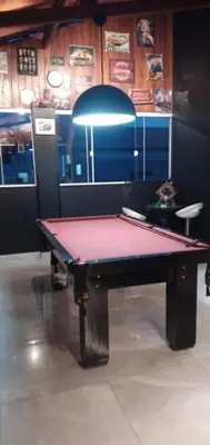 Uma mesa de bilhar em Casa luxo em BC, próximo a Greenvalley