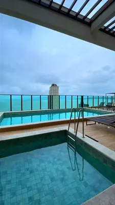 A piscina em ou perto de Luxuoso Apartamento com Rooftop Vista Mar, Piscina Aquecida e Ofurô