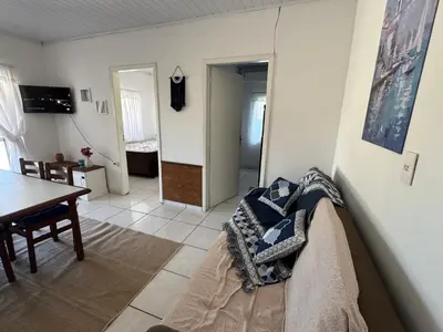 Uma televisão e/ou sistema de entretenimento em Casa de Praia - Residencial de Zimbros - 130 metros da Praia