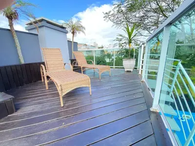 Uma varanda ou terraço em Duplex com piscina na praia de Bombinhas