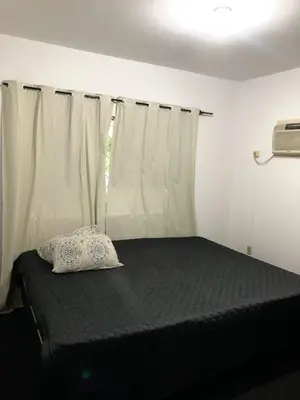 Uma cama ou camas num quarto em Quarto econômico 50 metros da praia