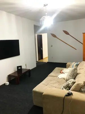 Uma televisão e/ou sistema de entretenimento em Quarto econômico 50 metros da praia