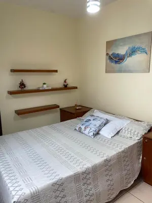 Uma cama ou camas num quarto em Ap aconchegante pé na areia -10 metros da Praia