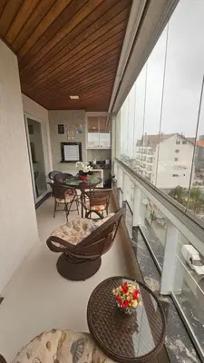 Uma área de estar em Falcão - 100 mts praia de Bombas