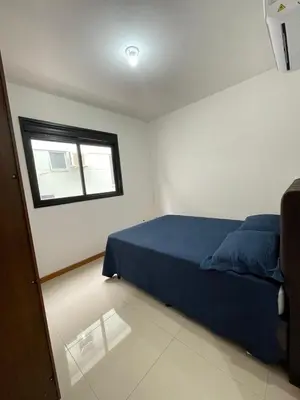 Uma cama ou camas num quarto em Ap na Praia de Palmas Gov Celso Ramos SC