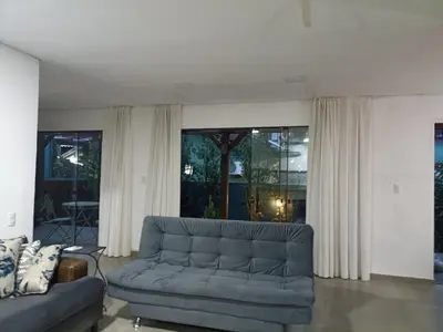 Uma área de estar em Casa Contêiner em Mariscal, 350 metros da praia do Canto grande