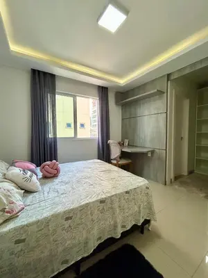 Uma cama ou camas num quarto em Apto luxuoso próximo ao mar