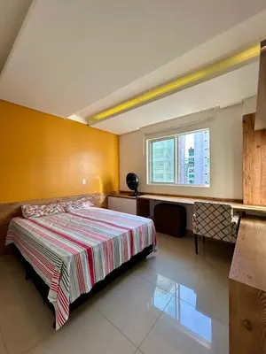 Uma cama ou camas num quarto em Apto luxuoso próximo ao mar