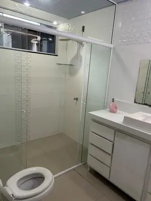 Uma casa de banho em casa veraneio para famílias