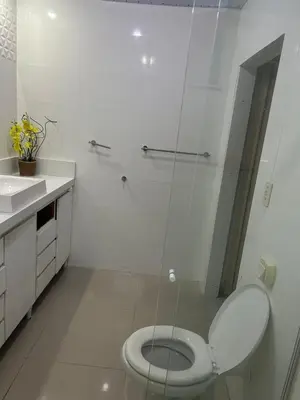 Uma casa de banho em casa veraneio para famílias