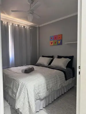 Uma cama ou camas num quarto em Apartamento a 500metros da praia!