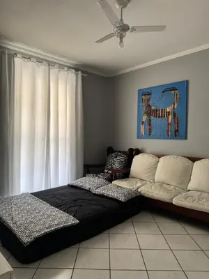 Uma cama ou camas num quarto em Apartamento a 500metros da praia!