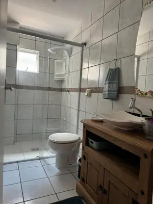 Uma casa de banho em Apartamento a 500metros da praia!