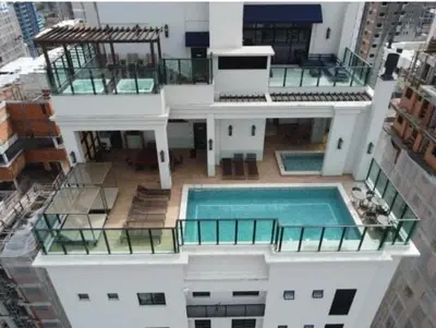 A piscina em ou perto de Summerview novo , 2 piscinas e 2 jacuzzis, 2 quartos Novo!