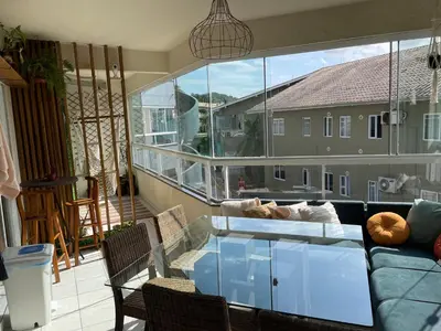 Uma área de estar em Residencial Solar das Bromelias Bombinhas ap120