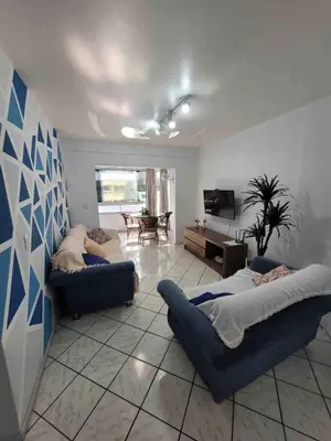 Uma área de estar em Apartamento amplo em Meia Praia sc