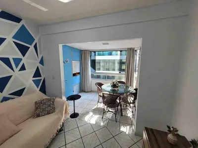 Uma área de estar em Apartamento amplo em Meia Praia sc
