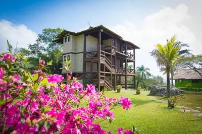 Um jardim no exterior de Cabanas Do Araçá Villa
