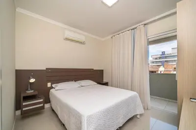 Uma cama ou camas num quarto em Apartamento Palazzo Em bombinhas