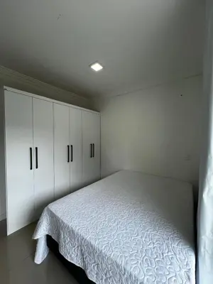 Uma cama ou camas num quarto em COBERTURA PRAIA DE BOMBAS 350mt