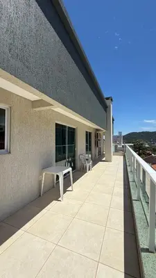 Uma varanda ou terraço em COBERTURA PRAIA DE BOMBAS 350mt