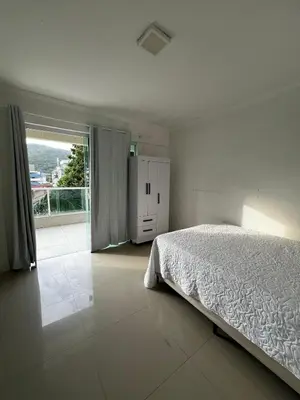 Uma cama ou camas num quarto em COBERTURA PRAIA DE BOMBAS 350mt