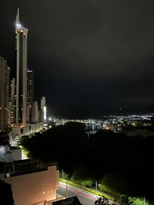 Uma vista geral de Balneário Camboriú ou a vista da cidade a partir do apartamento